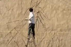 “90后”墙绘师在村里画出巨幅“哪吒”图片