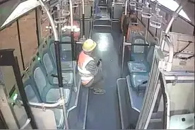 青岛一建筑工人乘公交怕弄脏座位坐地面，女司机暖心劝落座：满身泥土也是光耀的工作图片