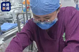 母子平安！万米高空25周婴儿早产，新生儿科护士出手相救图片