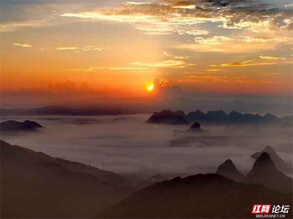 网友镜头下的桂林尧山：云海与日出交织的视觉盛宴