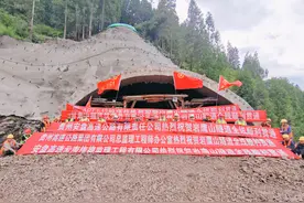 安盘高速快马加鞭施工！岩鹰山隧道全线贯通图片