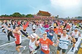 3万名选手共赴“金秋奔跑之约” 陈天宇刘敏分获北马国内组男女冠军图片