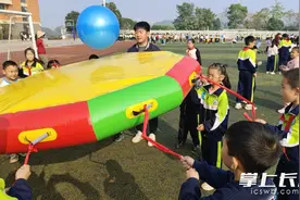 校园科技游园会 孩子们趣味探索科学奥秘图片
