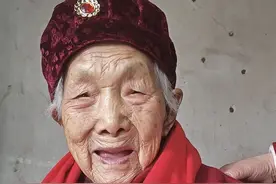 好温馨！湖南110岁娭毑过生日，给小自己超百岁的玄孙女喂蛋糕图片