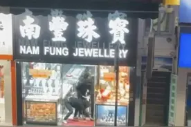 香港一珠宝店遭4名蒙面劫匪抢劫，其中一名劫匪落网图片