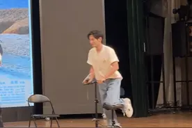 《你就在我身边》成都路演，李汶翰因腿伤推着小车入场图片