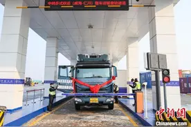 中韩多式联运（威海—仁川）整车运输试运行发车图片