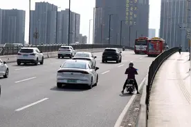 广州“开四停四”改“高峰限行”，市民预计网约车订单将增多视频封面