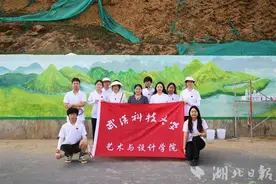 暑期实践，儿子走进父亲精准扶贫的小山村图片