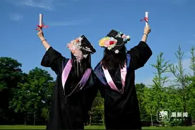 中式元素混搭学位服  “国潮风”火进毕业季图片