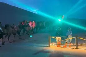 【甘快看】高质量发展看中国丨走进敦煌：沙漠骆驼红绿灯走出丝绸之路既视感 敦煌鸣沙山月牙泉的创意很浪漫图片