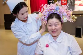 护士节邂逅母亲节，您为我授帽，我为您簪花图片