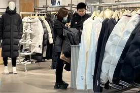 新闻热线｜羽绒服消费投诉激增 谨防低价陷阱图片