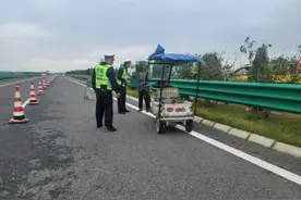 【暖心警事】老人骑三轮车误上高速 民警暖心护送保安全图片