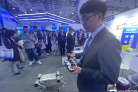 机器狗辅助老年人居家养老，既可提供陪伴也可步态训练图片