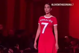 T台处子秀！乔治娜第一次为品牌走秀，台步相当稳图片