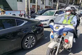 中考体育，烟台“铁骑战神”送考生顺利参加考试图片