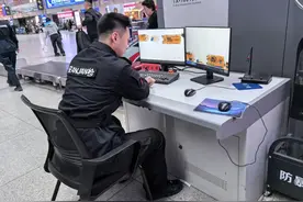 安检仪视角！行李箱里带了啥，车站安检员咋看出来的？图片