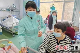 敦煌市总医院护士列车上紧急施救 彰显医者仁心图片