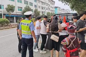 婚车高速故障，新郎半路被警车“接走”！网友：这个牛能吹一辈子图片