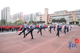 香港小学生来到江门，4000余名师生一同升国旗图片