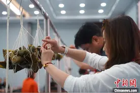 浙江嘉兴：一根裹粽线 牵起两岸情图片