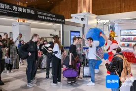 灵蛇喜迎八方客 三亚新春献祝福图片