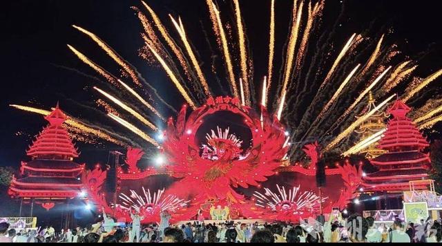 活力中国调研行｜水枪已上膛，荆州市民趁夜狂欢
