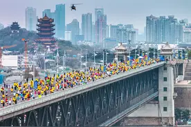 武汉马拉松赛道到底有多“卷”？小龙虾都给选手剥好了图片