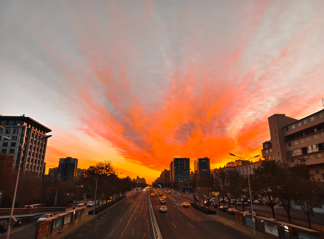 朝色漫染，天空披彩，北京的晨光太治愈了！