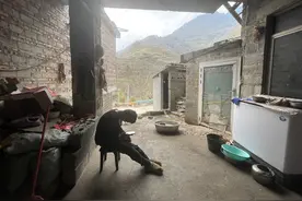 困守大山的脑瘫青年，活在克隆人虚拟世界图片