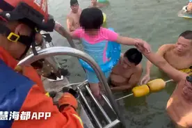 宁德一女童脚不慎被卡泳池扶梯！提醒：暑期一定要注意！图片
