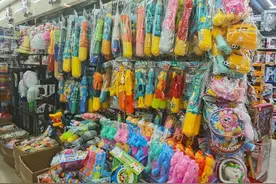 泼水节将至！水枪、防水袋等成为热销品图片