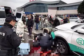 视频疯传！宜宾的哥疲劳驾驶追尾致4人伤！当地称其证件过期图片