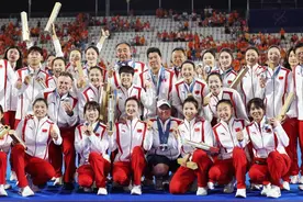 征战巴黎奥运会夺得银牌 中国女曲三名运动员“同框”为母校送祝福图片