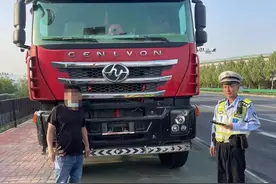 货车上演“车牌消失术”：到了抓拍点，车牌咋就自动翻转？图片
