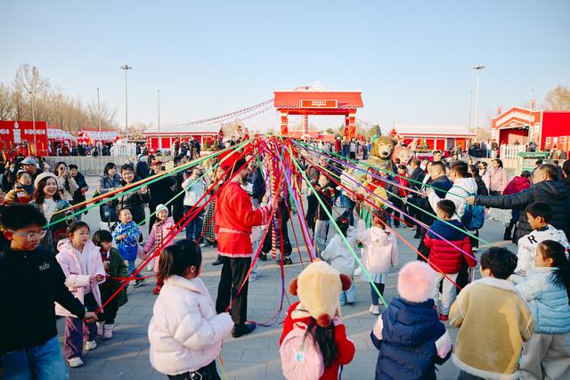逾五十万民众参与“莫斯科送冬节”感受莫斯科文化与美食