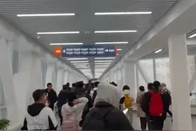 哈工大回应学生上课像登机：暖廊三期建设中，冬季出行穿单衣将全面实现图片