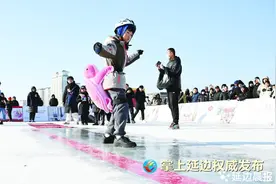 “出溜滑”比赛展示冬季的热情与快乐图片