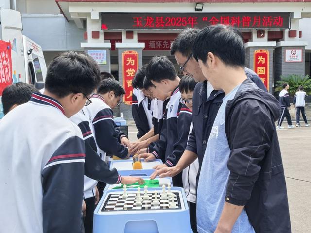 “科普大篷车”驶入校园 助力科普零距离接触