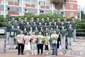 武汉经开区一中有个“学霸”班：全班33人30人600分以上图片