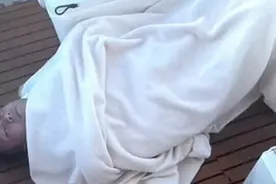 国外一男子被困在海上19个小时奇迹生还图片