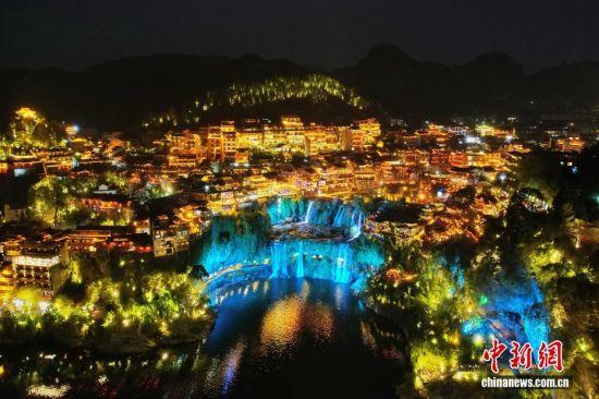 湘西“挂在瀑布上的古镇”夜景出圈