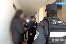 着急！外卖小哥被困酒店电梯，联系不上人……图片