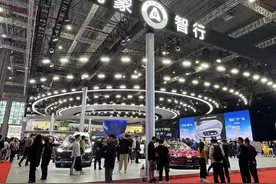 鸿蒙智行八大车型亮相上海车展，余承东拉上三家车企老总“直播推销”图片