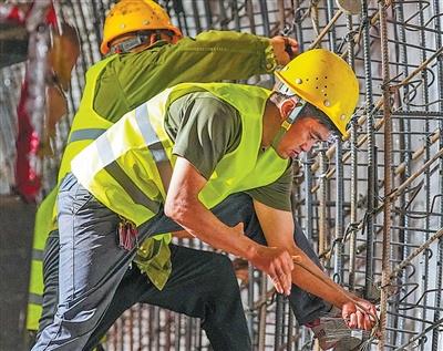 人民日报头版关注渝昆高铁首座超20公里特长隧道贯通