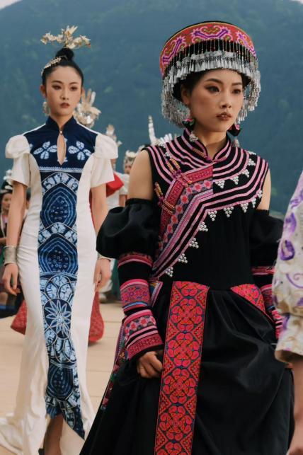 岜沙苗寨｜成人礼启幕千年传承，“村T”绽放民族潮光