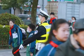 开学首日：车流量明显增大，青浦交警全力护航春季开学图片