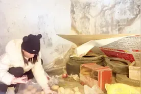 “不是我的东西我才拿呢”！网红拿走无人区“救命粮”喂狗，账号被封！当地回应图片