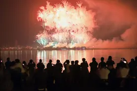 福建泉州上演绝美无人机烟花秀助力海艺节图片